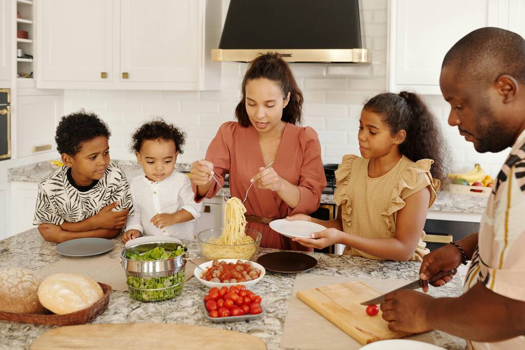 Une famille à l'heure du diner